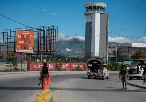 Militares hacen requisas cerca al Aeropuerto Internacional Toussaint Louverture, este martes en Puerto Príncipe (Haití).