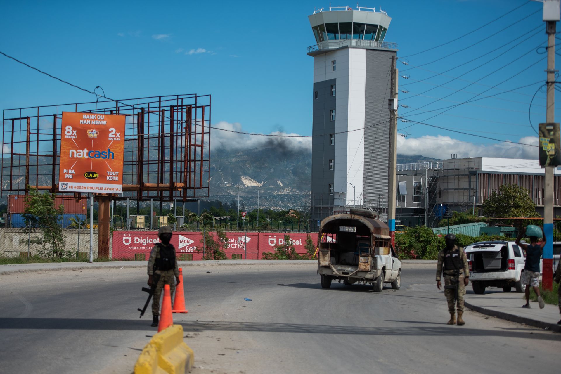 Militares hacen requisas cerca al Aeropuerto Internacional Toussaint Louverture, este martes en Puerto Príncipe (Haití).