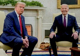 Trump y Biden se estrechan la mano ante la chimenea del Despacho Oval de la Casa Blanca.