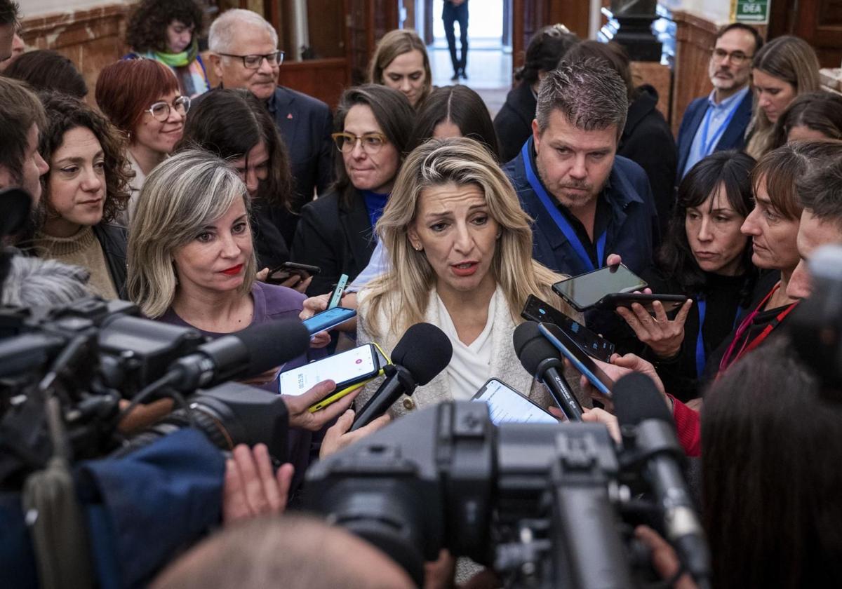 La vicepresidenta segunda, Yolanda Díaz, atiende a los medios en los pasillos del Cogreso.