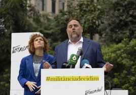 Oriol Junqueras, acompañado la líder de los republicanos en el Ayuntamiento de Barcelona, Elisenda Alamany.