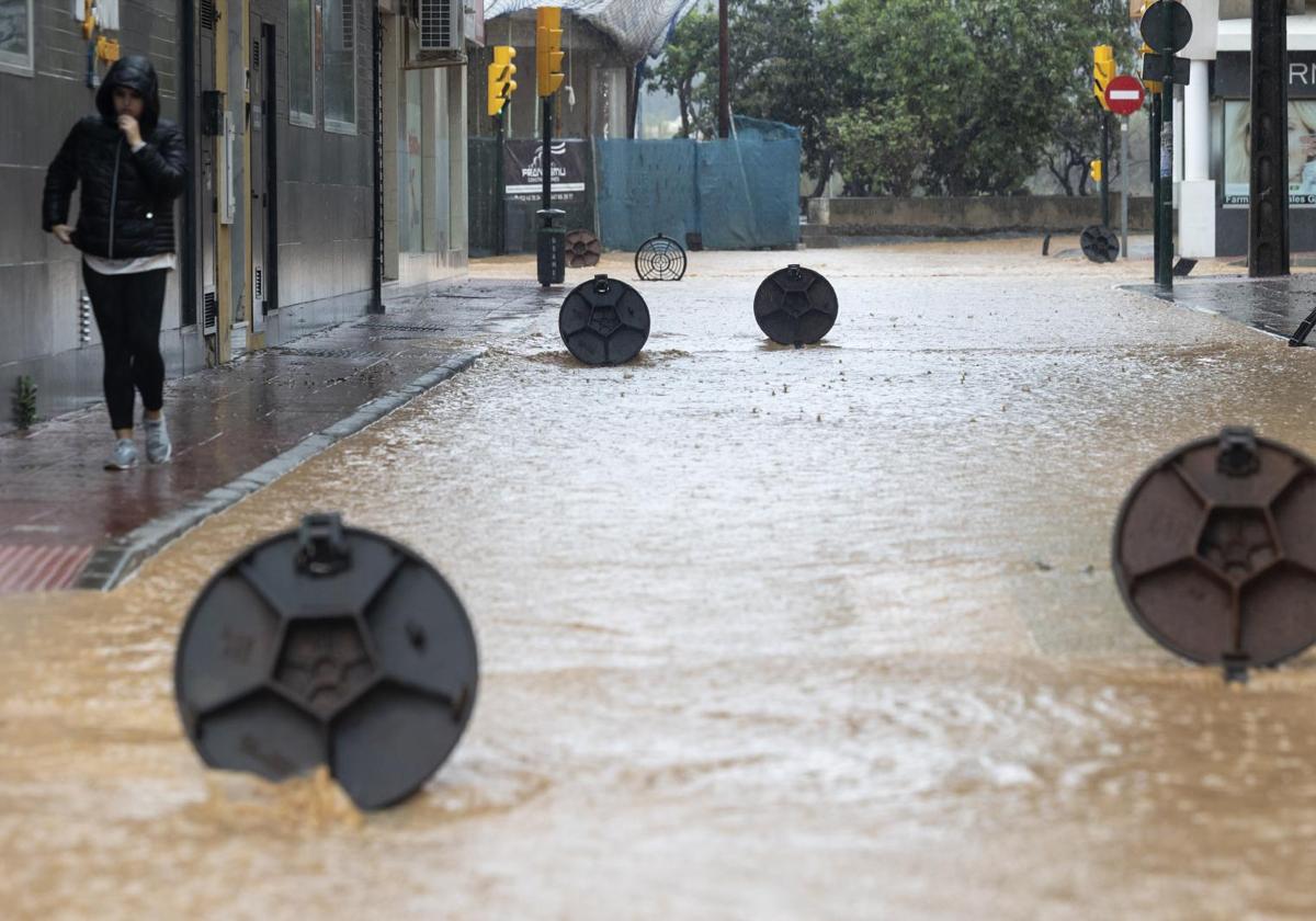 Alcantarillas abiertas en una calle de la barriada de Campanillas en Málaga