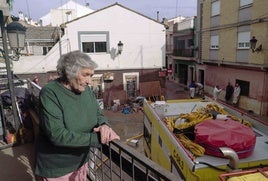 La tía Amparito, en el balcón de la casa de sus hijos, en Paiporta.