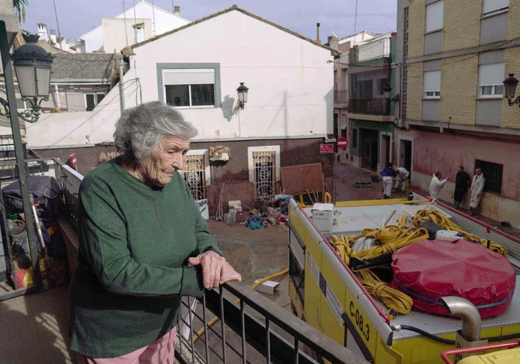 La tía Amparito, en el balcón de la casa de sus hijos, en Paiporta.