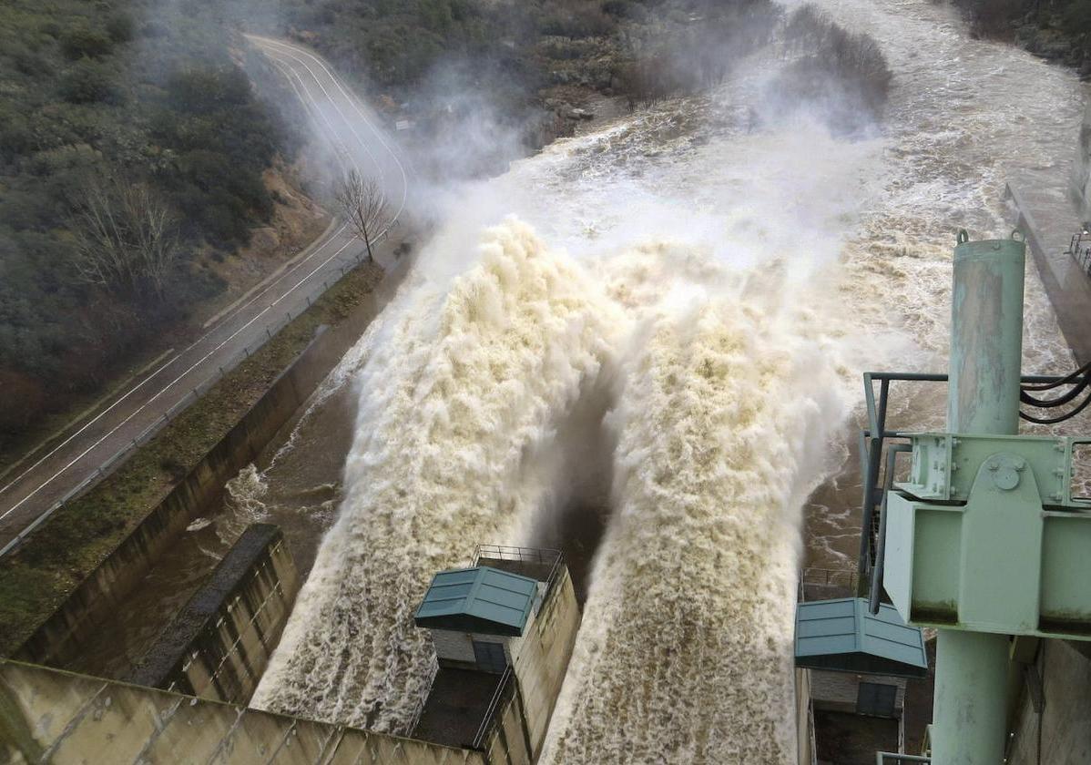 Embalse con hidroeléctrica.