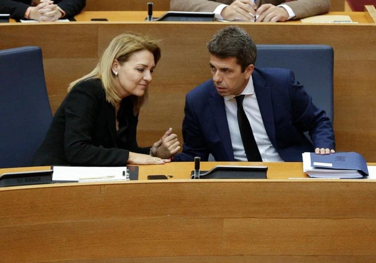 Susana Camarero y Carlos Mazón, en el pleno de Les Corts de este viernes.