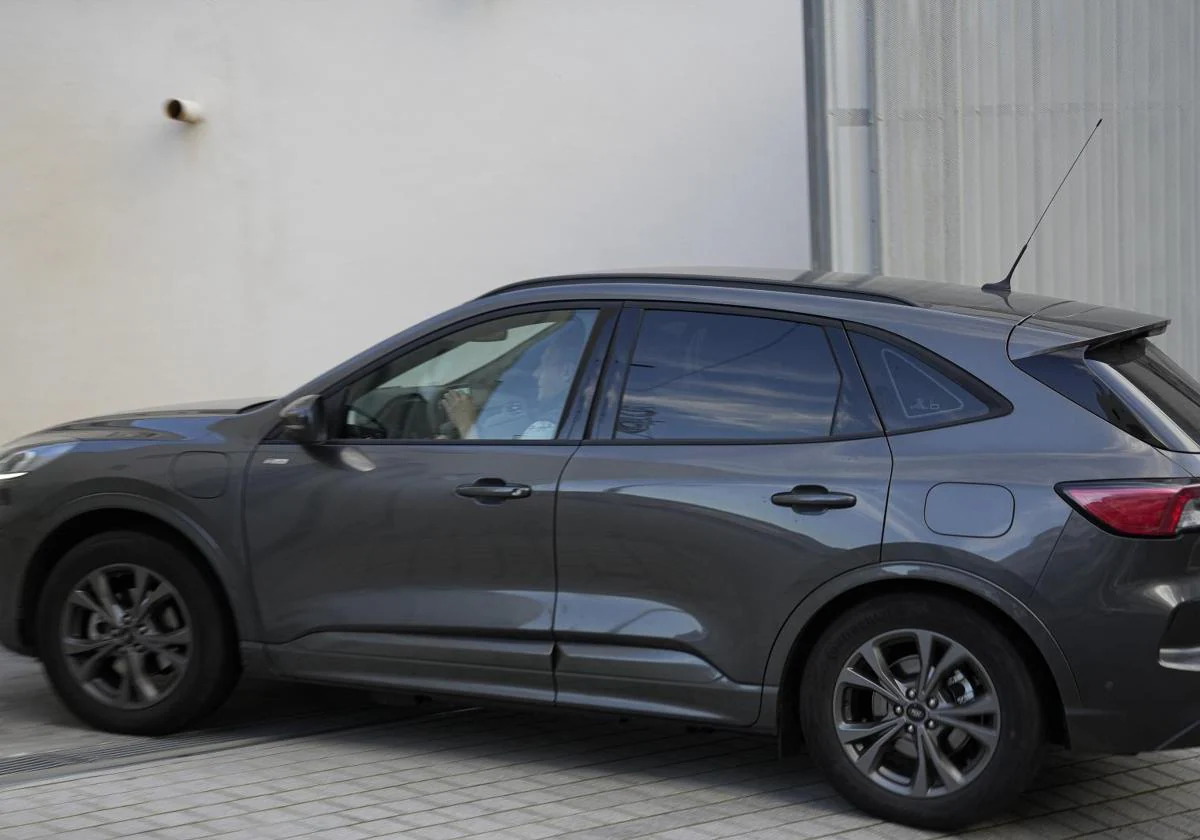 El detenido accede en un coche a la Ciudad de la Justicia de Vigo para comparecer ante el juez