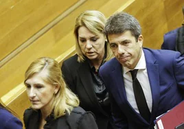 El president de la Generalitat, Carlos Mazón, y la vicepresidenta Susana Camarero, salen tras el pleno de este viernes.