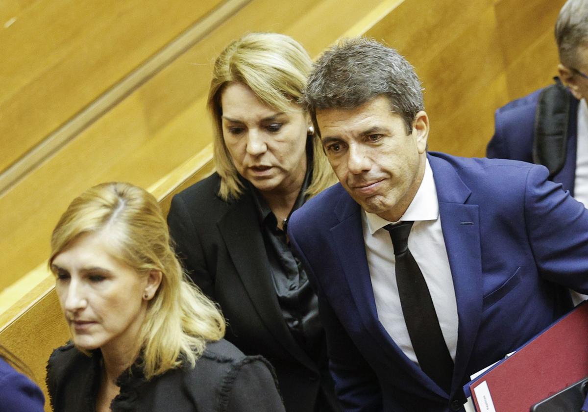 El president de la Generalitat, Carlos Mazón, y la vicepresidenta Susana Camarero, salen tras el pleno de este viernes.