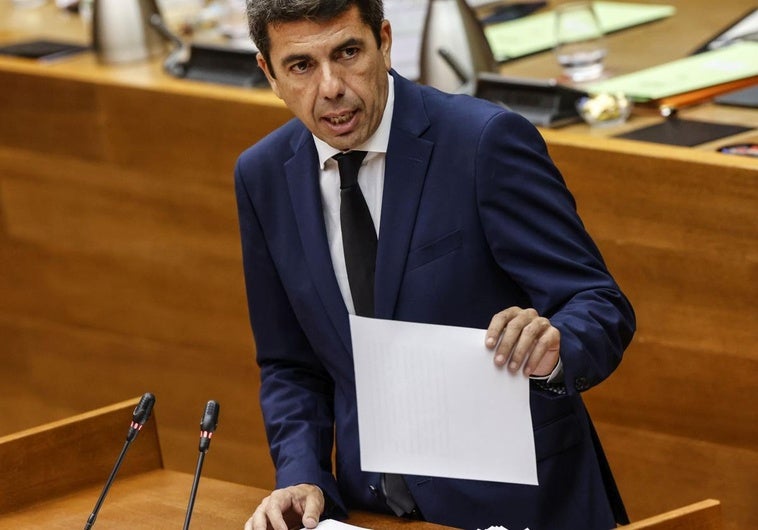 El presidente Carlos Mazón, en su discurso de dos horas y media este viernes en Les Corts valencianas.