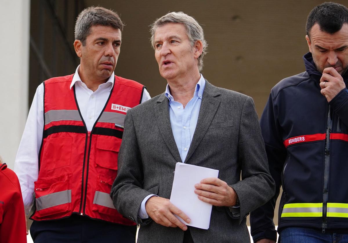 Carlos Mazón (izquierda) y Alberto Núñez Feijóo, en su reunión a las 48 horas de la DANA en el centro de Emergencias de Valencia.