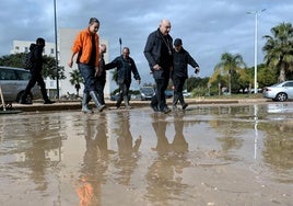 El arzobispo de Valencia, acompañado por el prefecto del Vaticano, visita las poblaciones afectadas de l'Horta.