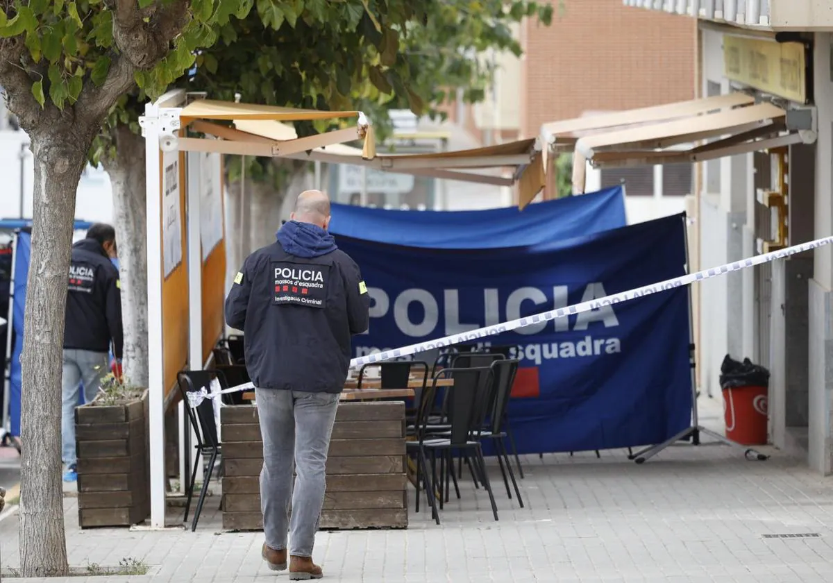 Agentes de la policía en el lugar donde se ha producido un tiroteo en la localidad de Montgat.