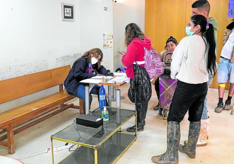 Varios vecinos, en la oficina de Paiporta.