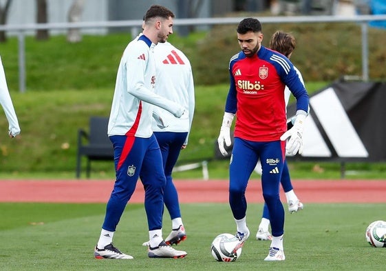 David Raya, ejercitándose con la selección española.