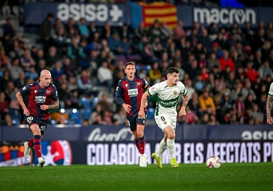 El Levante regresa tras la DANA y empata con el Elche en un emocionante partido