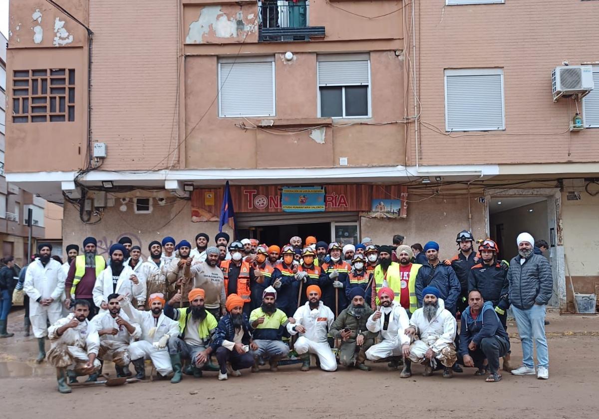 Miembros de la comunidad sij y otros voluntarios, en Paiporta.