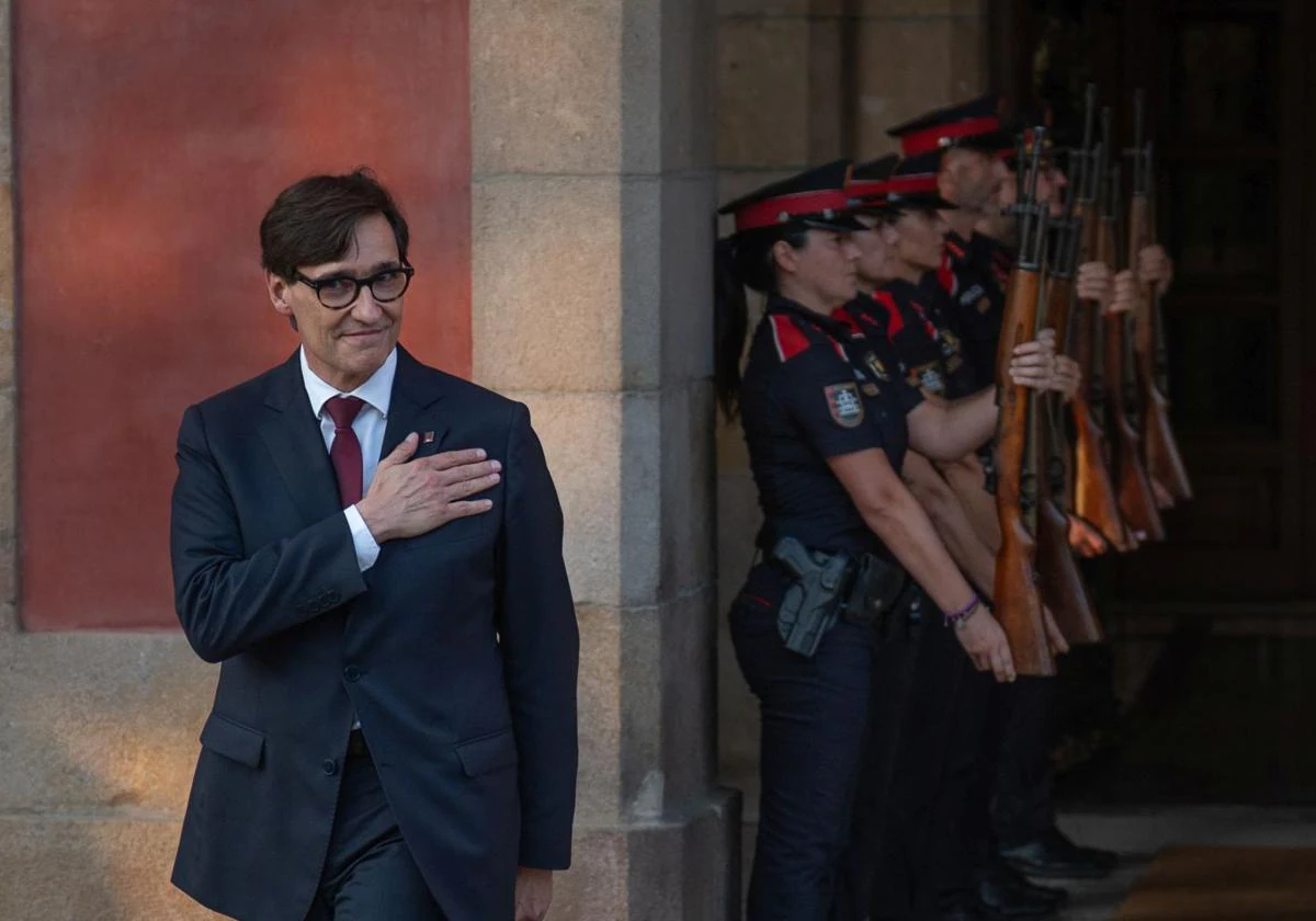 El president de la Generalitat, Salvador Illa, a su salida del Parlamento tras ser investido el 8 de agosto.