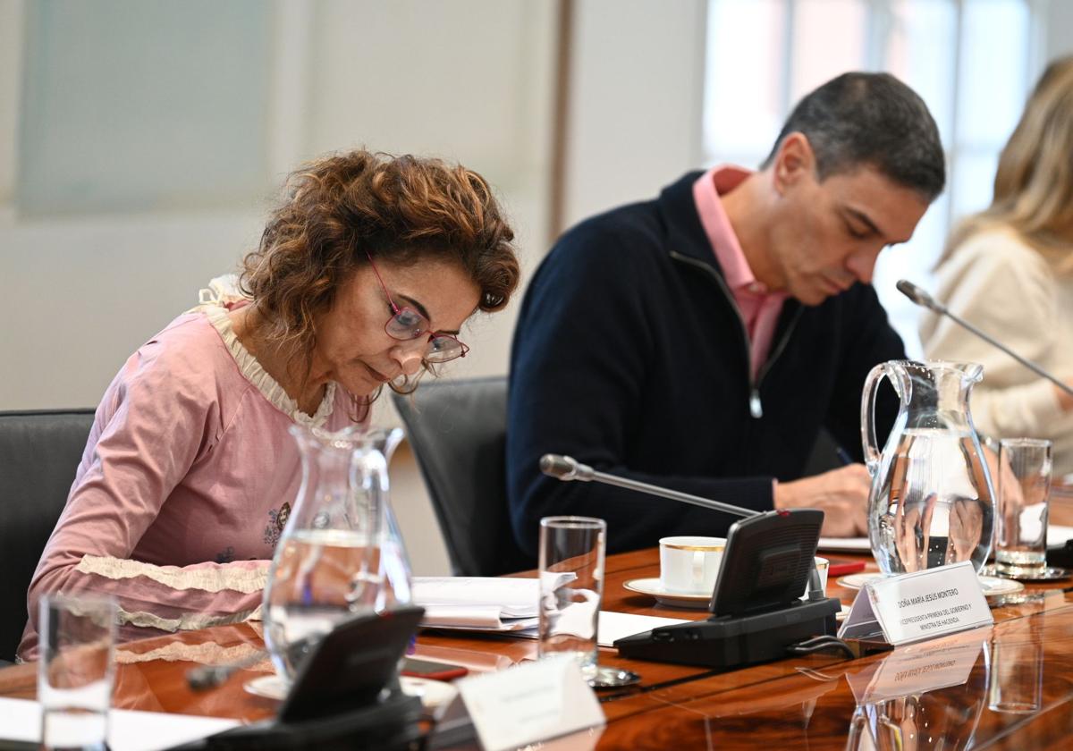 El presidente Sánchez, junto a la ministra de Hacienda, María Jesús Montero, en la reunión de este sábado del comité de crisis por la DANA.