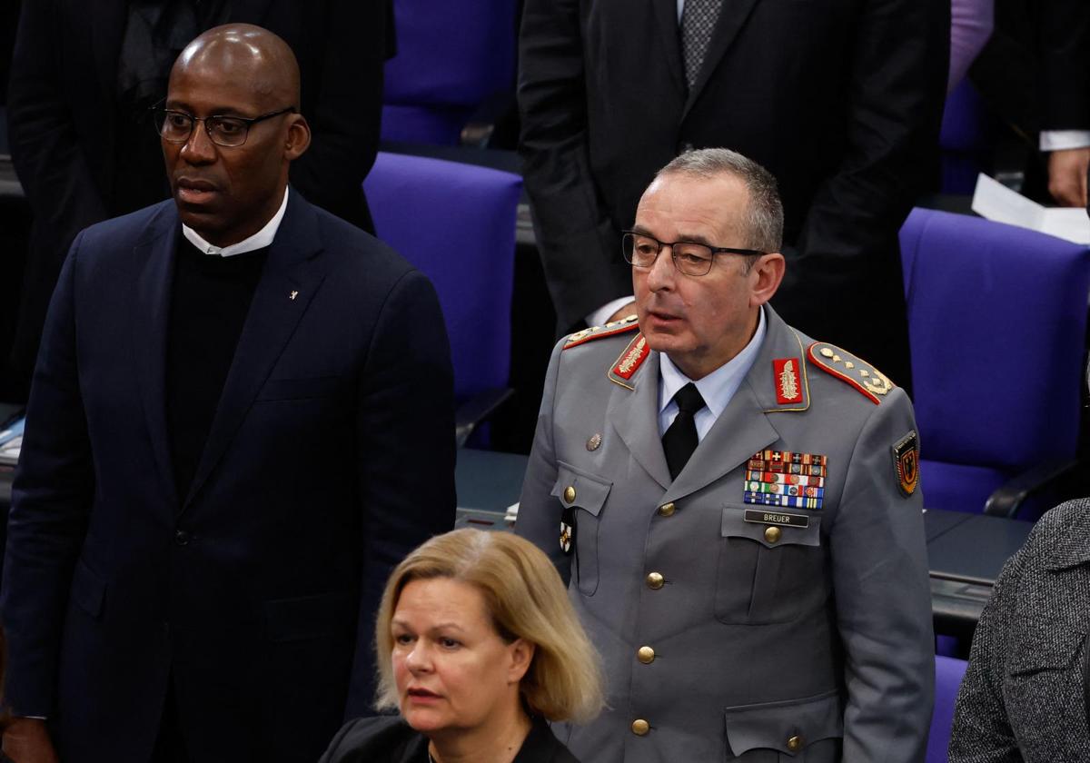 El inspector general de las Fuerzas Armadas Alemanas, Carsten Breuer, y la ministra del Interior, Nancy Faeser, asisten a una ceremonia en la Cámara Baja del Parlamento.