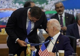 El primer ministro portugués, Luis Montenegro, bromea con Biden por su coincidencia a la hora de elegir la corbata.