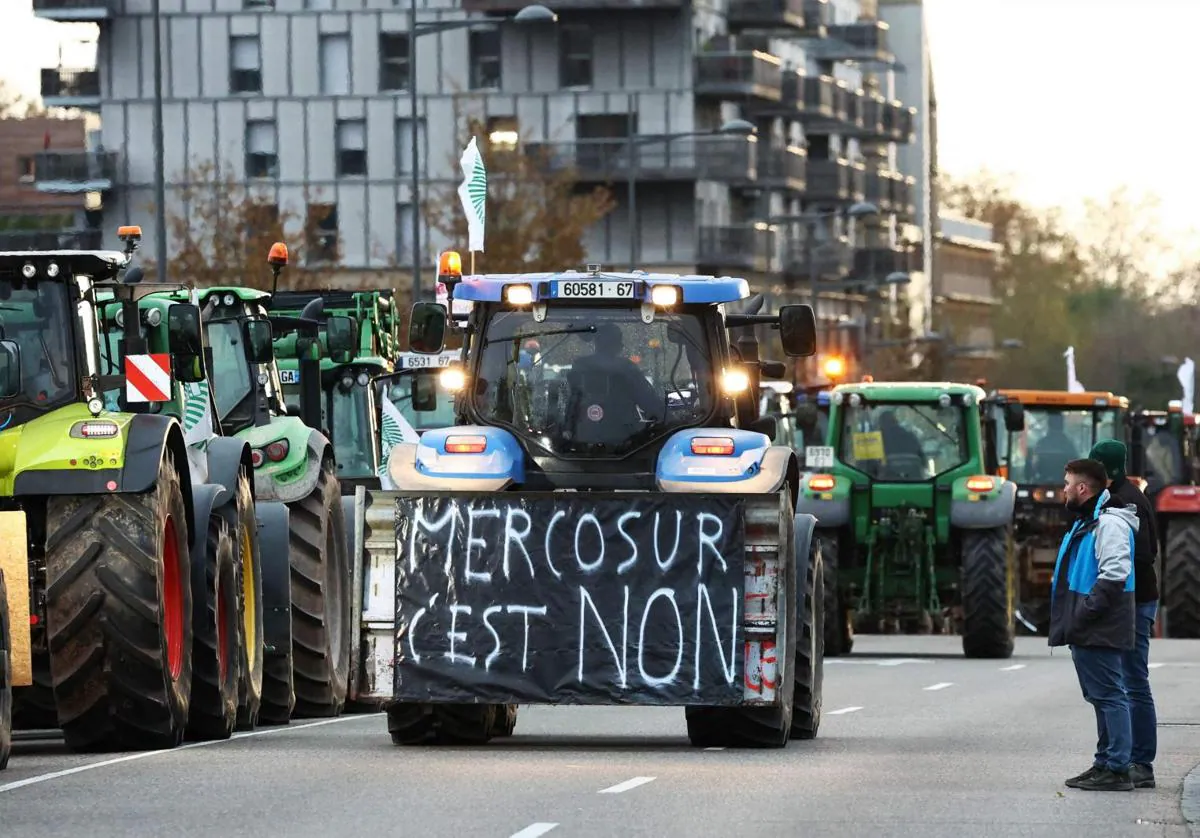 La concentración de tractores para protestar contra el acuerdo con Mercosur obligó a cortar el tráfico cerca de Estrasburgo.