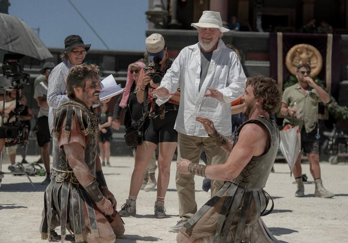 Ridley Scott, que cumplirá 87 años el 30 de noviembre, entre Pedro Pascal y Paul Mescal en el rodaje de 'Gladiator II'.