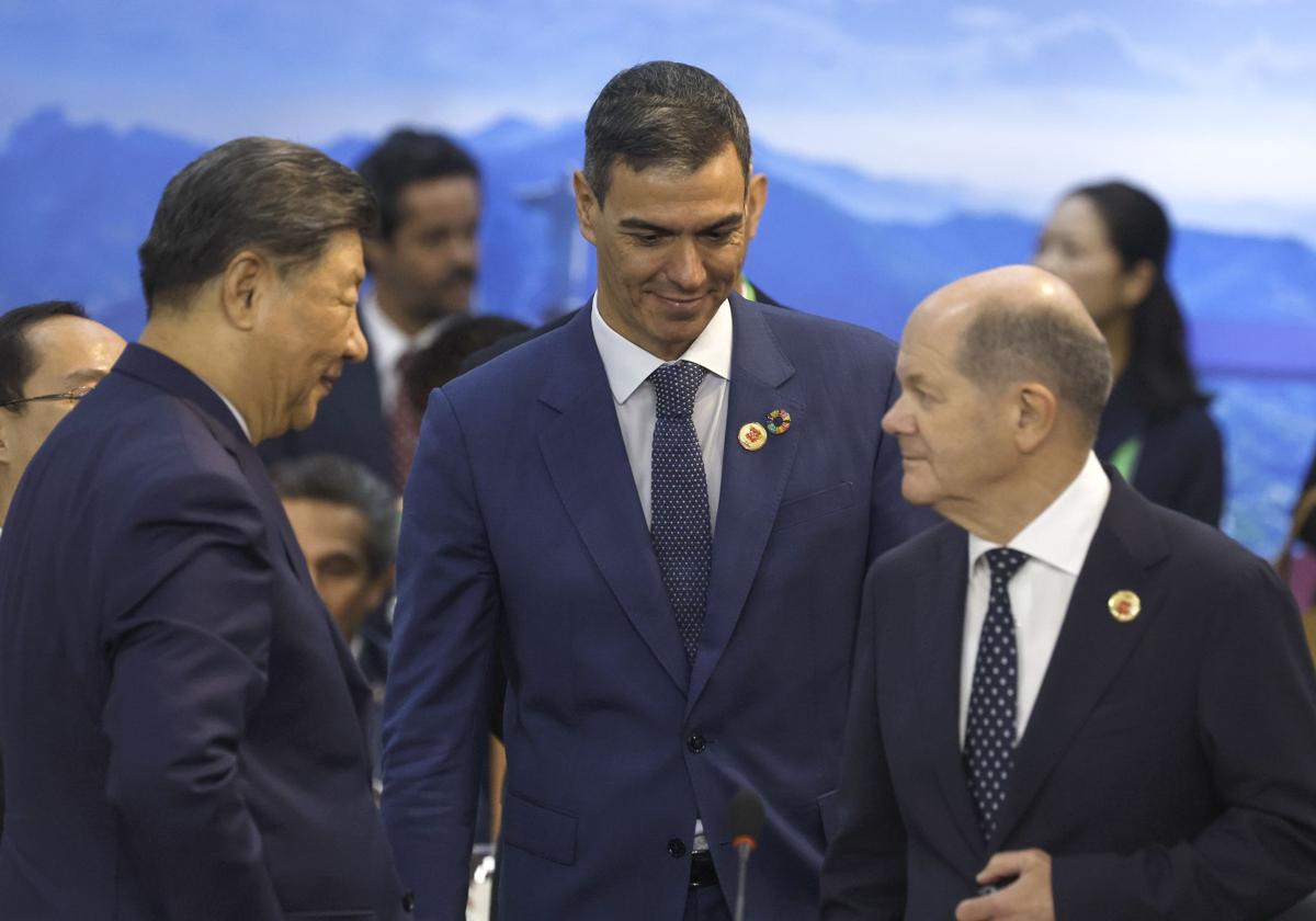 El presidente del Gobierno español, Pedro Sánchez, junto al presidente chino, Xi Jinping (izquierda), y el primer ministro alemán, Olaf Scholz (derecha).