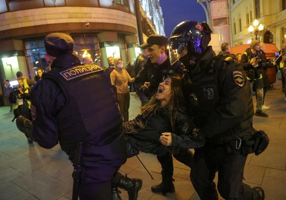 La Policía rusa detiene a una joven durante una protestab en Moscú contra la movilización de reservistas.