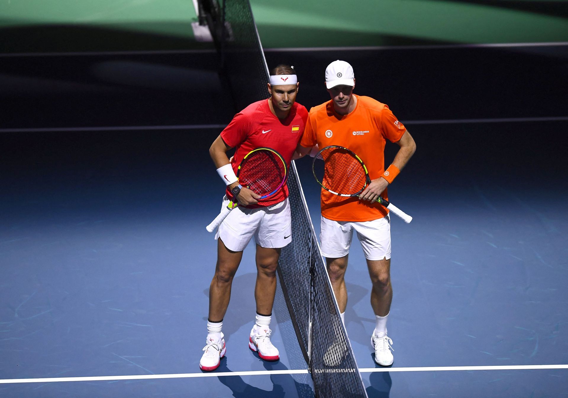 Rafa Nadal y Botic van de Zandschulp, antes de librar el enfrentamiento que abrió la eliminatoria de Copa Davis entre España y Países Bajos en Málaga.