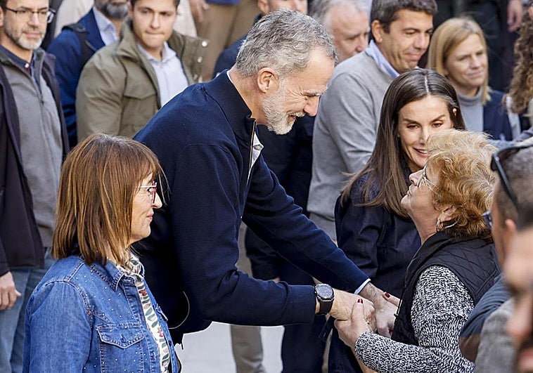Los reyes Felipe y Letizia durante su visita a la localidad valenciana de Chiva este martes.