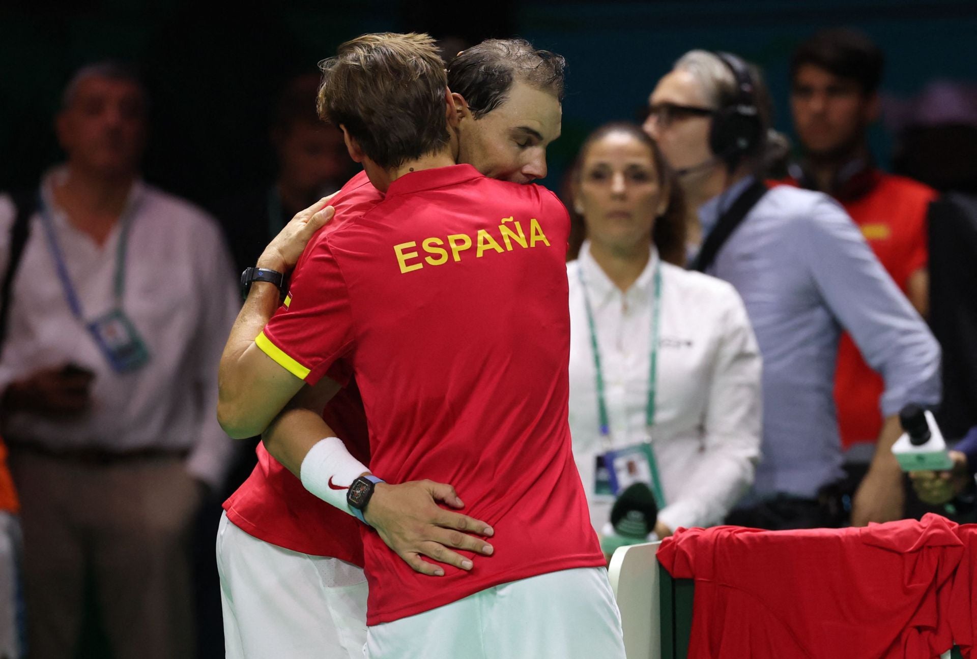 David Ferrer, capitán del equipo español de Copa Davis, abraza a Rafa Nadal tras consumarse la derrota del balear frente al neerlandés Botic van de Zandschulp.