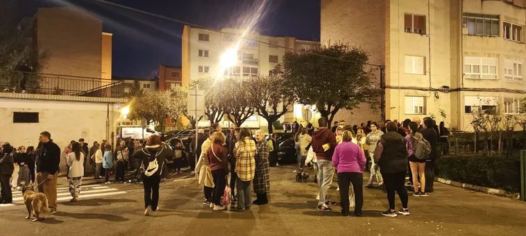 Los vecinos de los inmuebles desalojados esperaron con inquietud a que el fuego pudiera ser sofocado por los bomberos.