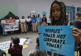 Activistas en la COP29.