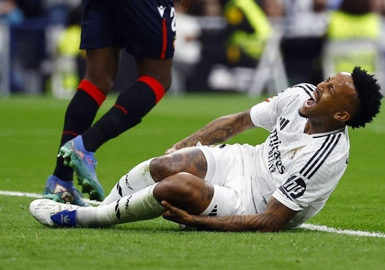 Éder Militao, tras caer lesionado durante el Real Madrid-Osasuna.