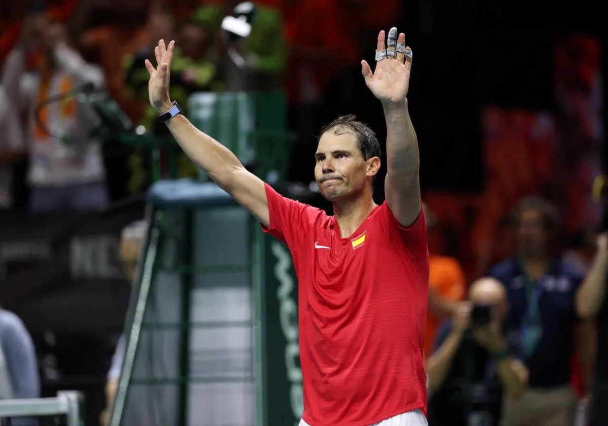 Nadal se despide del público tras su partido ante Van de Zandschulp.