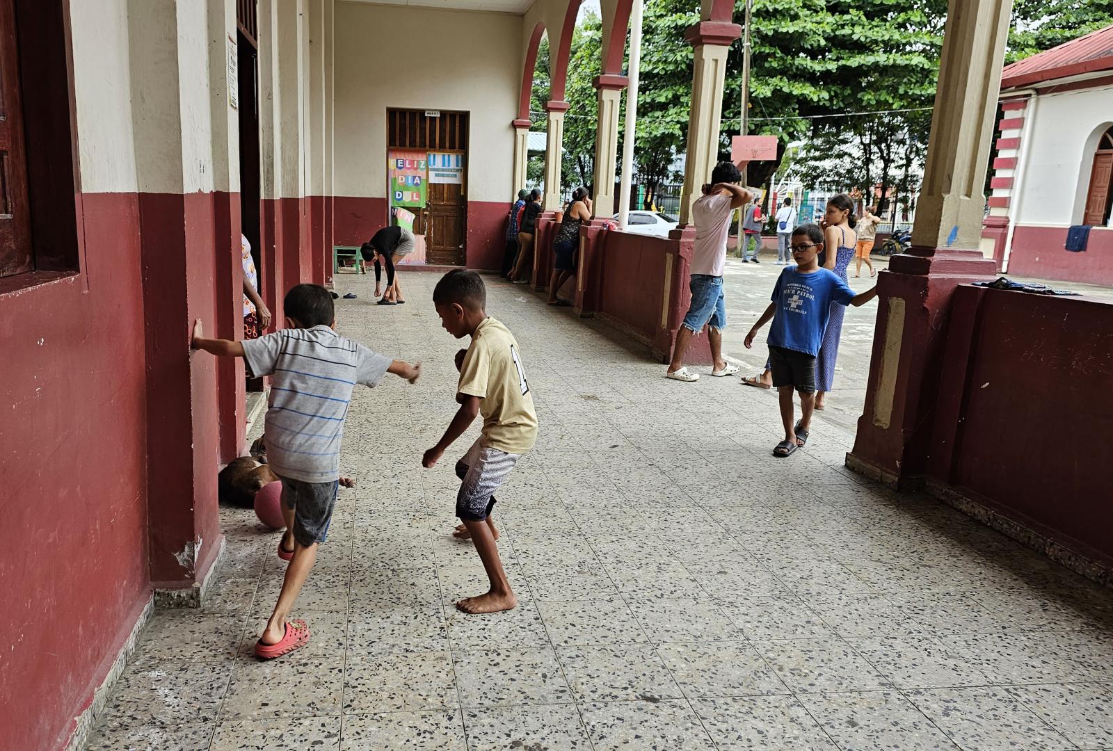 Niños jugando al balón.