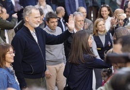 Los reyes Felipe y Letizia durante su visita a la localidad valenciana de Chiva este martes.