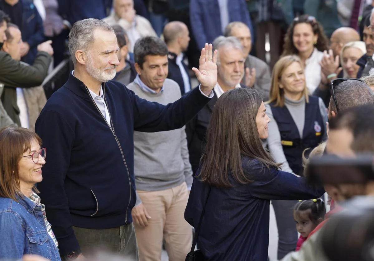 Los reyes Felipe y Letizia durante su visita a la localidad valenciana de Chiva este martes.