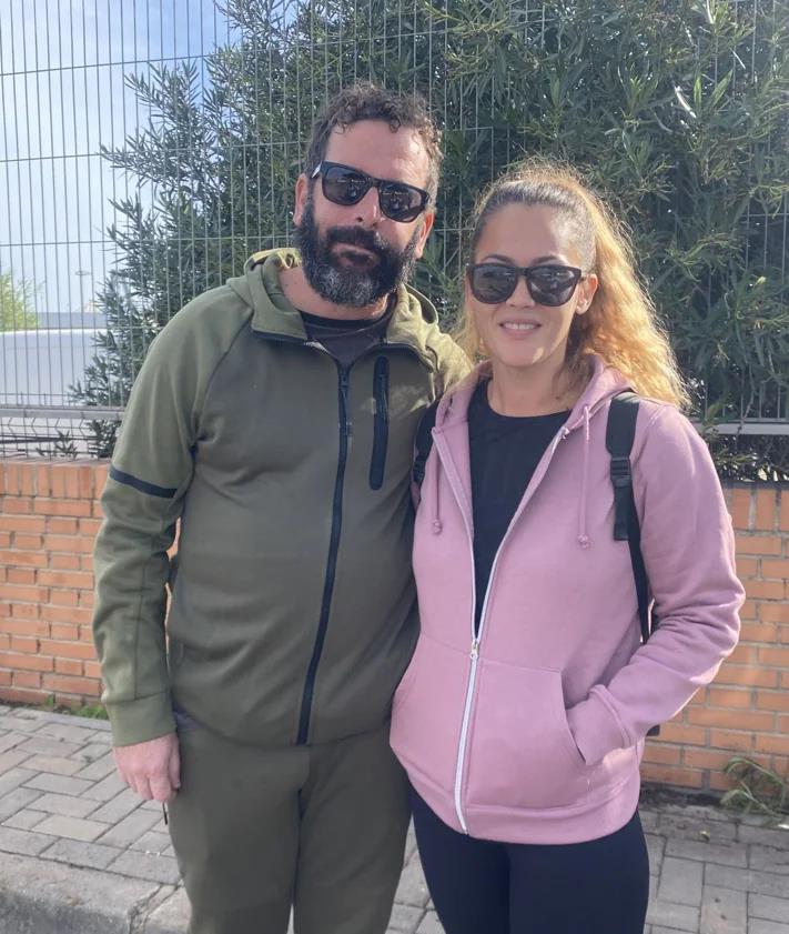 Imagen secundaria 2 - María Ángeles Alonso y su hija; SergioBartual y Elisabet Álvarez y Juan Carlos Medina.