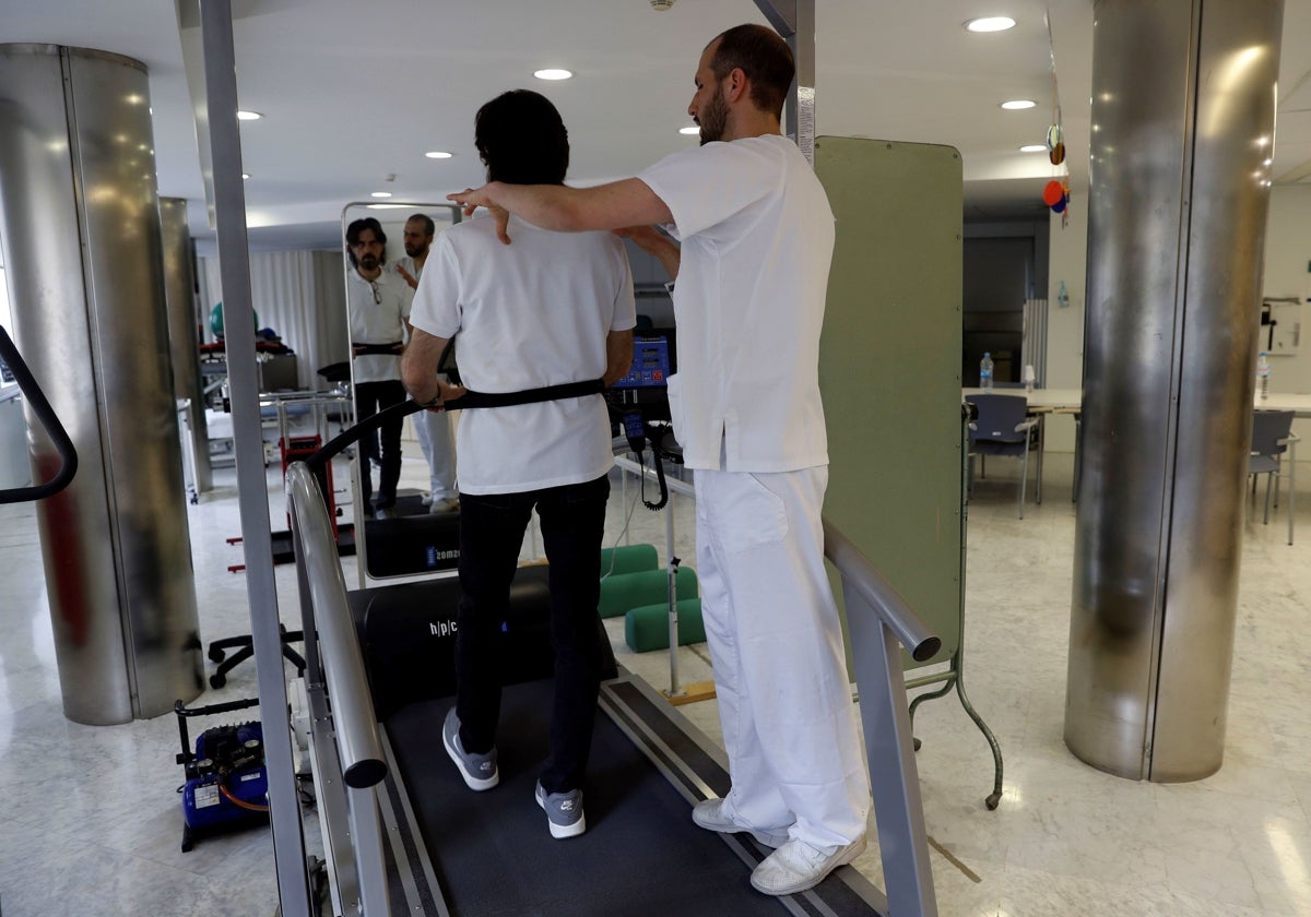 Un especialista trabaja en el centro de neurorehabilitación del Hospital Vall d´Hebrón.