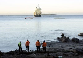 Instaladores de cable junto al Mar Báltico.