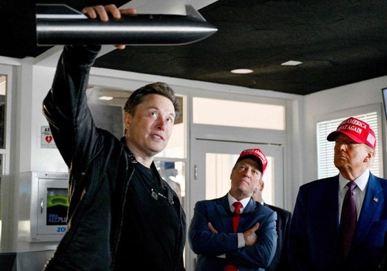 Elon Musk muestra una maqueta de la Starship a Donald Trump.