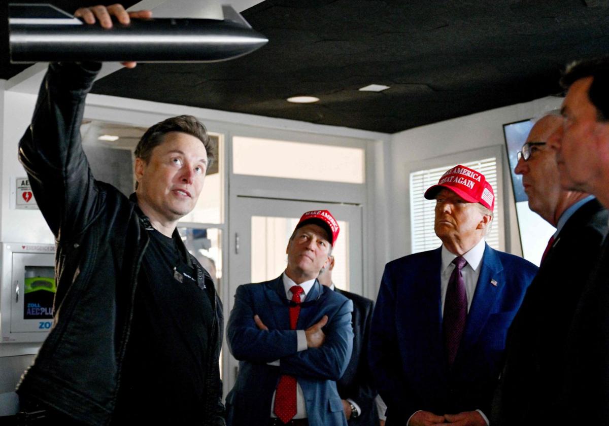 Elon Musk muestra una maqueta de la Starship a Donald Trump.