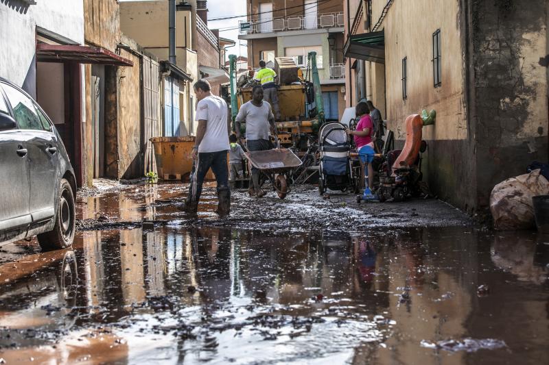 Trabajos de limpieza en Huércanos (La Rioja) después de las inundaciones de junio de 2023.