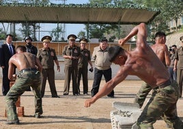 Militares norcoreanos entrenan bajo la mirada atenta de Kim Jong-un en septiembre.