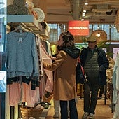 Compras en el centro de una ciudad.