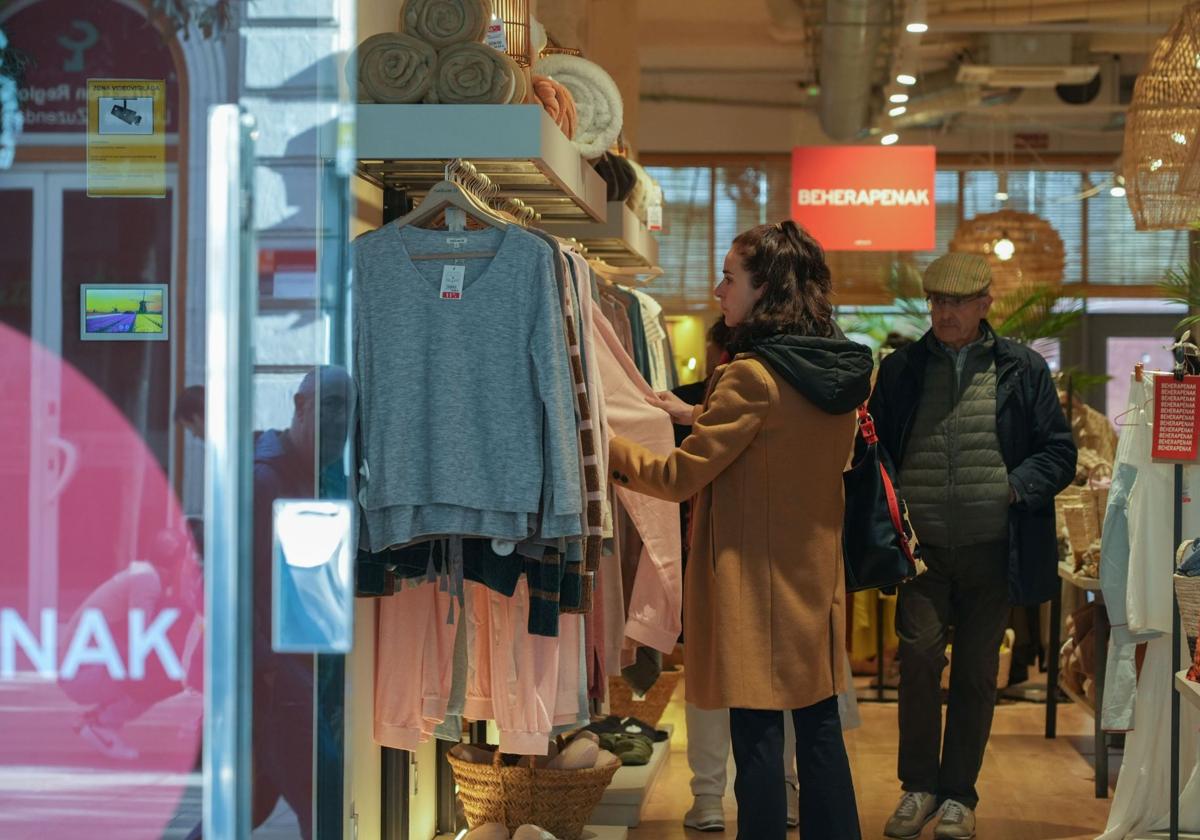 Compras en el centro de una ciudad.