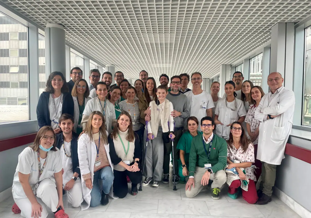 Marieta en el centro con sus padres, junto a parte del equipo multidisciplinar de La Paz que intervino en la operación.