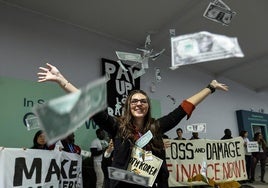 Activista lanza dinero en la sede de la COP29.